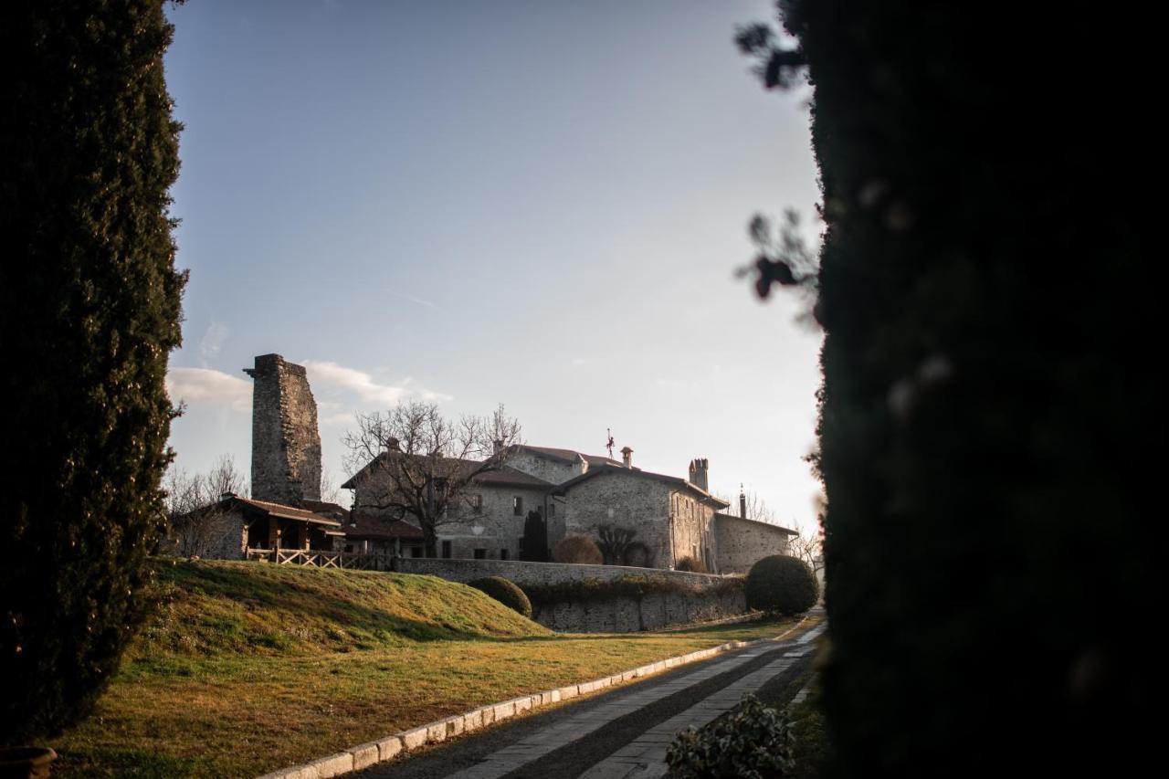 Castello Di Cernusco Lombardone Bed and Breakfast Buitenkant foto