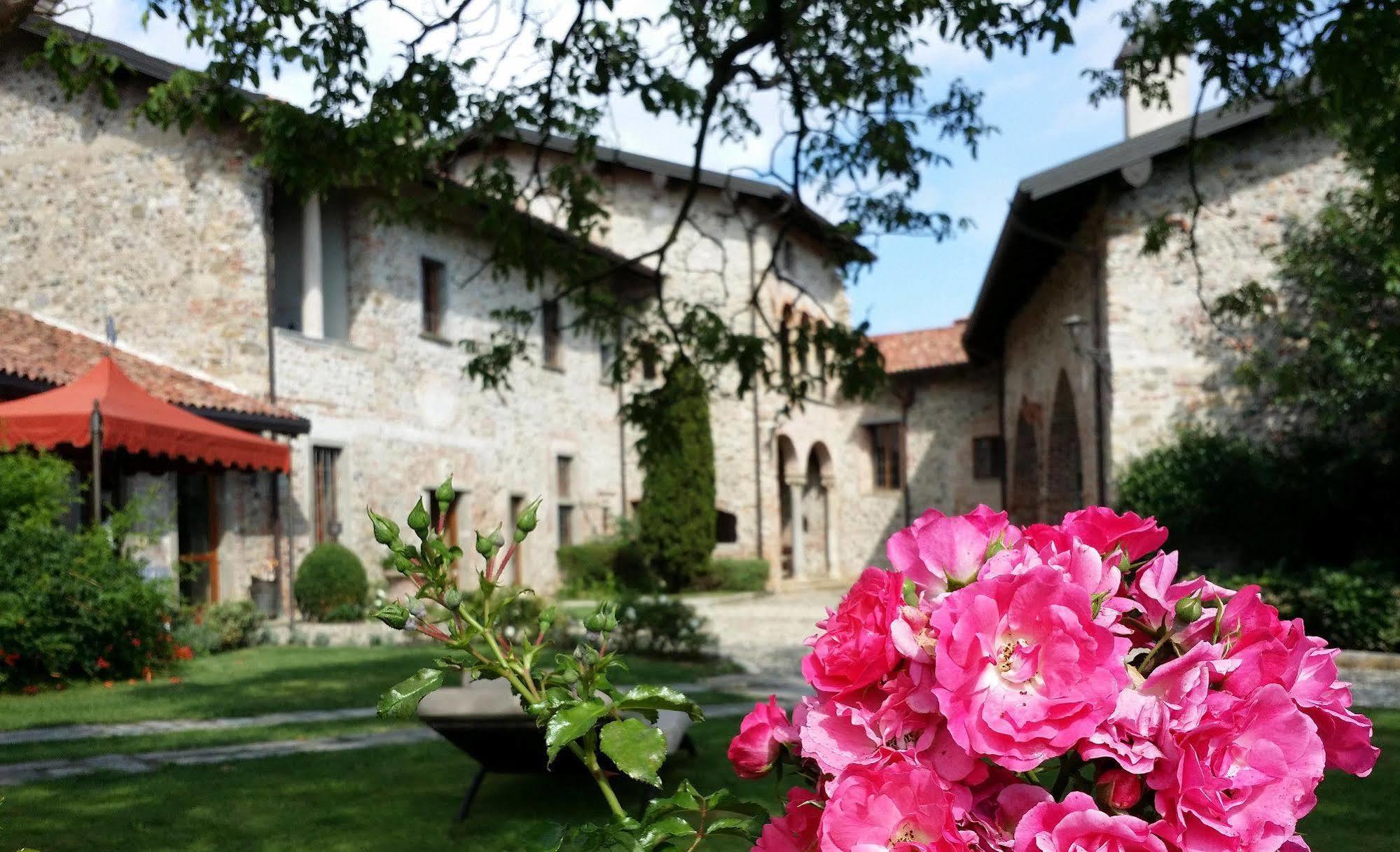 Castello Di Cernusco Lombardone Bed and Breakfast Buitenkant foto