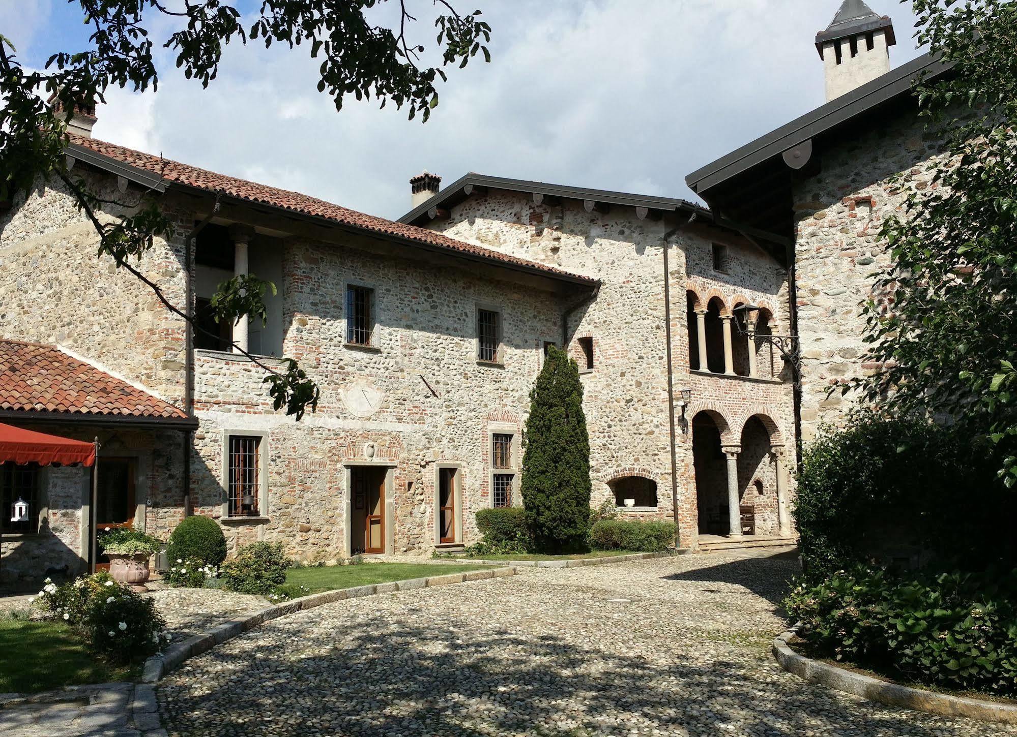 Castello Di Cernusco Lombardone Bed and Breakfast Buitenkant foto